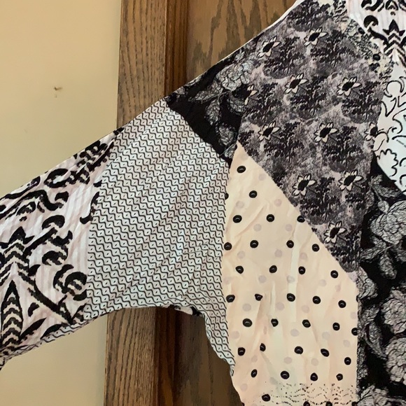 Maeve black and white floral print 1/2 button dolman sleeve top - Picture 4 of 6